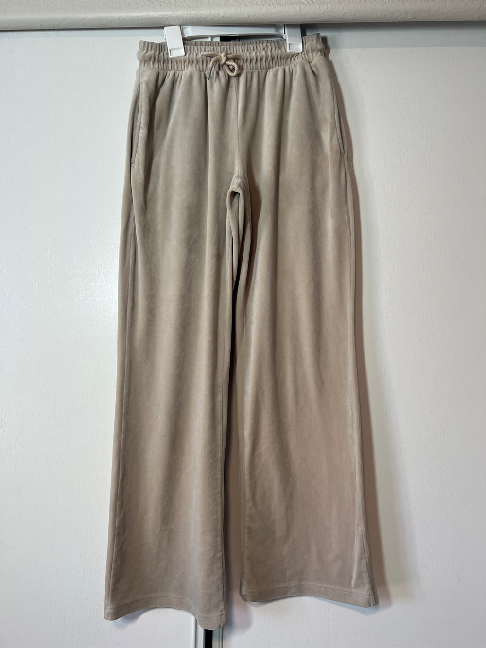 Charlotte Russe Wide-Leg Velour Pants in Taupe